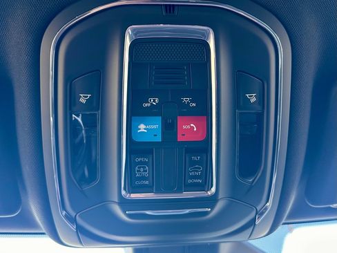 Used 2024 Jeep Grand Cherokee Laredo X image 25