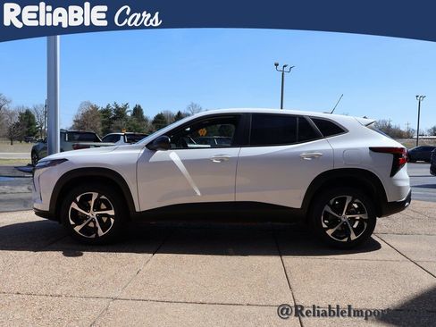 Used 2024 Chevrolet Trax RS image 3