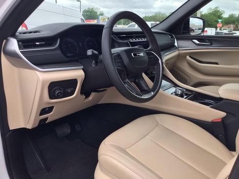 Used 2024 Jeep Grand Cherokee Limited image 9