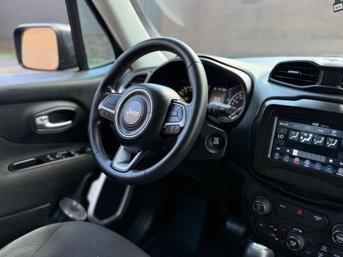 Used 2018 Jeep Renegade Latitude FWD image 16