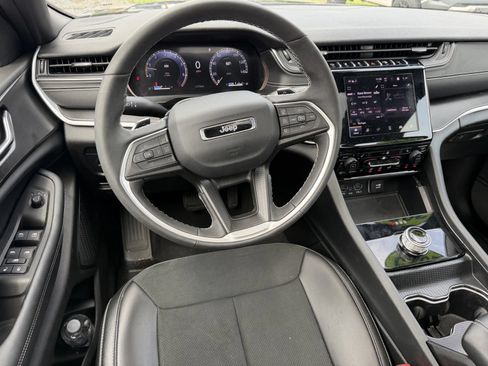 Used 2025 Jeep Grand Cherokee Altitude AWD/4WD image 9