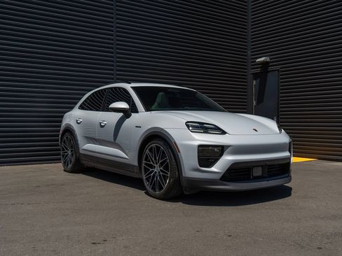 Used 2024 Porsche Macan 4 Electric AWD/4WD image 7