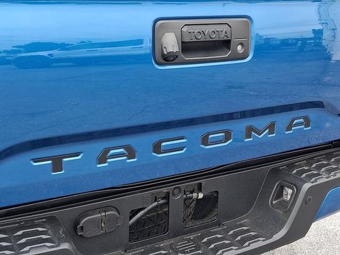 Used 2017 Toyota Tacoma TRD Sport w/ Premium & Technology Package AWD/4WD image 34