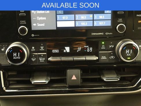 Used 2022 Toyota Highlander XLE AWD/4WD image 22