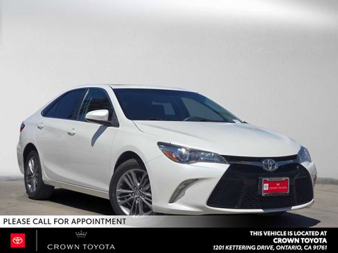 Used 2017 Toyota Camry SE w/ Moonroof Package FWD image 1