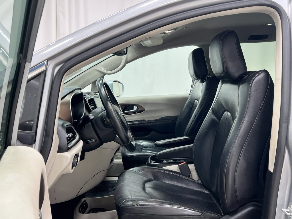 Used 2018 Chrysler Pacifica Touring-L FWD image 11