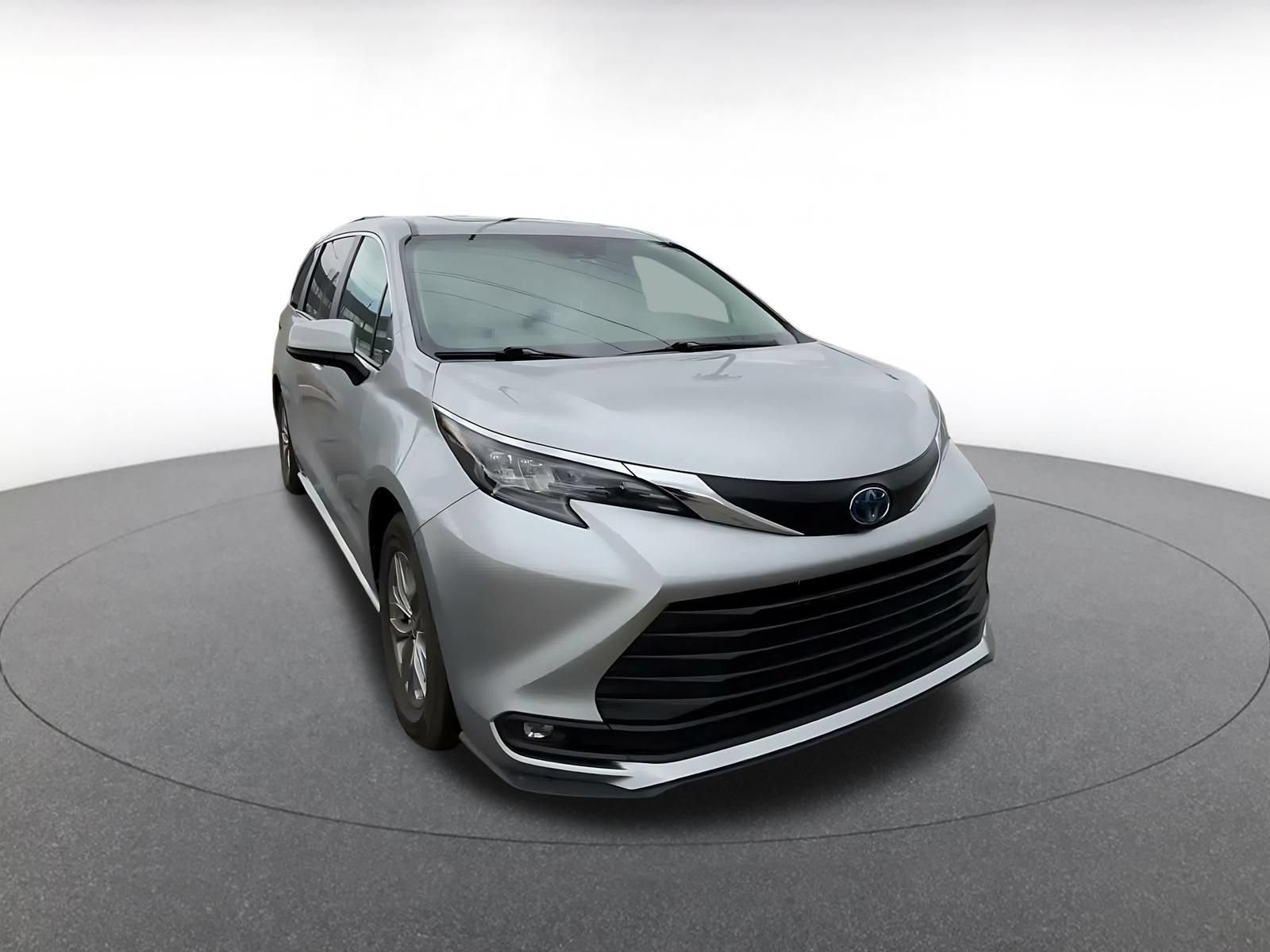 Used 2025 Toyota Sienna XLE FWD image 3