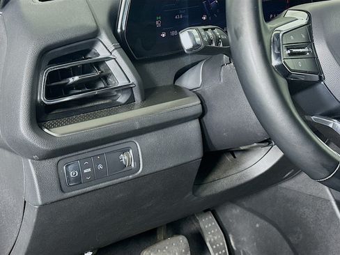 Used 2025 Chevrolet Traverse LT FWD image 17