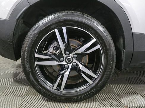 Used 2025 Volvo XC40 B5 Core image 16