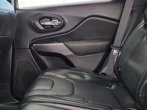 Used 2019 Jeep Cherokee Limited image 17