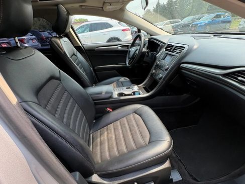 Used 2017 Ford Fusion SE w/ Equipment Group 601A FWD image 29
