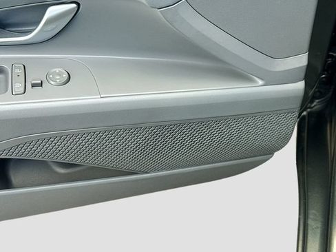 Certified 2025 Hyundai Elantra SEL FWD image 18