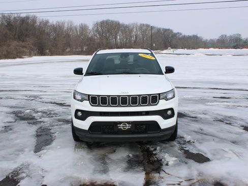 Used 2024 Jeep Compass Latitude AWD/4WD image 3
