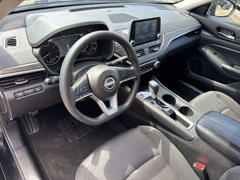 Used 2025 Nissan Altima 2.5 SV FWD image 19