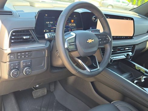 Used 2025 Chevrolet Suburban Premier image 27