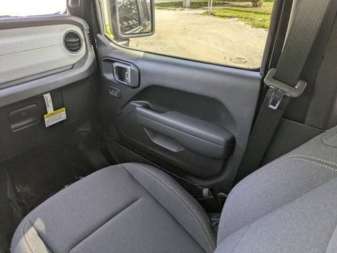 New 2025 Jeep Gladiator Sport AWD/4WD image 17