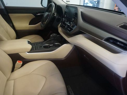 Used 2022 Toyota Highlander XLE AWD/4WD image 24