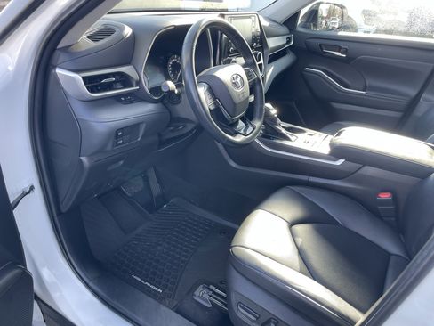 Used 2021 Toyota Highlander XLE image 12