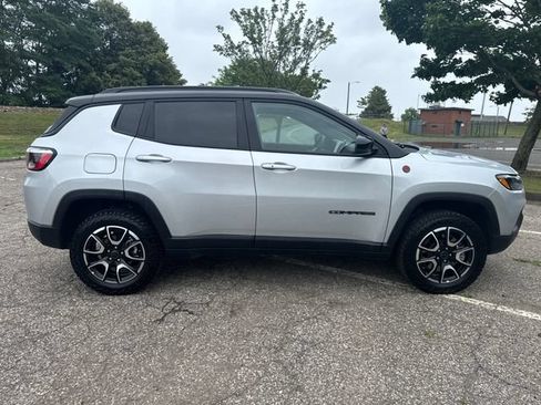Used 2025 Jeep Compass Trailhawk AWD/4WD image 12
