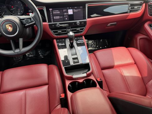 Certified 2024 Porsche Macan image 18