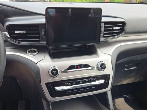 Used 2021 Ford Explorer XLT image 31