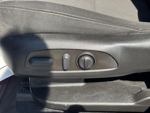 Used 2022 Chevrolet Traverse LT FWD image 18