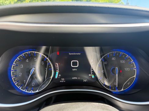 Used 2024 Chrysler Pacifica Touring-L FWD image 34