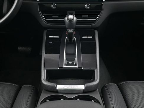 Used 2025 Porsche Macan AWD/4WD image 10