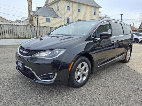 Used 2017 Chrysler Pacifica Touring-L Plus image 3