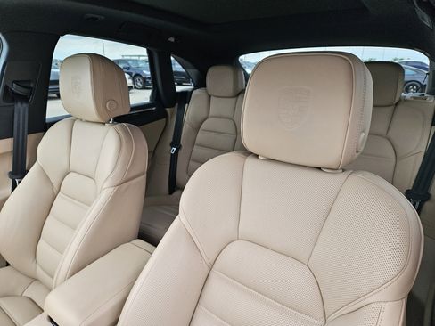 Certified 2025 Porsche Macan image 6