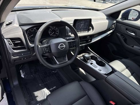 Used 2025 Nissan Rogue SV w/ SV Premium Package FWD image 2