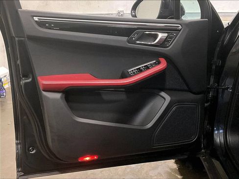 Certified 2023 Porsche Macan AWD/4WD image 28