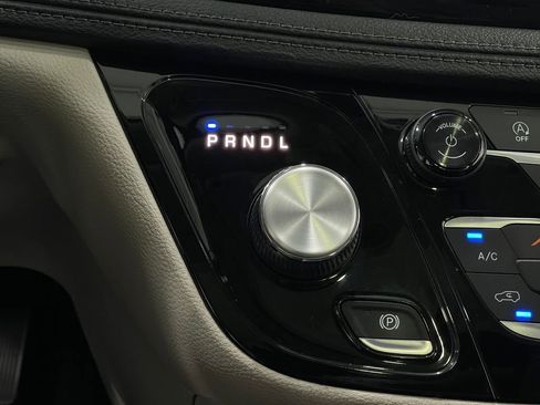 Used 2018 Chrysler Pacifica Limited image 30