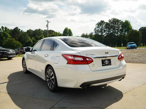 Used 2017 Nissan Altima 2.5 SL w/ Moonroof Package FWD image 4