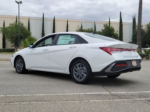 New 2026 Hyundai Elantra Hybrid FWD image 5