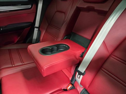 Used 2022 Porsche Cayenne Platinum Edition image 31