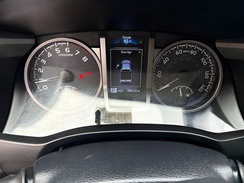 Used 2018 Toyota Tacoma SR5 AWD/4WD image 23