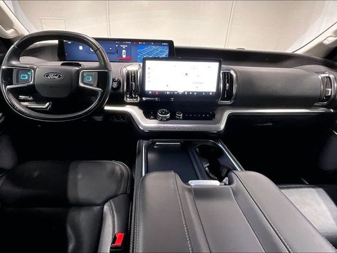 Used 2025 Ford Expedition Platinum AWD/4WD image 18