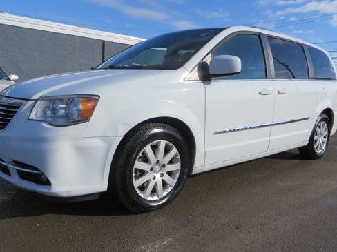 Used 2016 Chrysler Town & Country Touring image 4