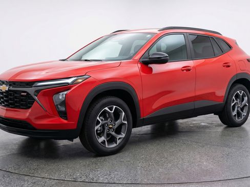 Used 2025 Chevrolet Trax LT image 3