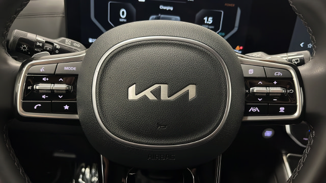 Used 2025 Kia Carnival SX Prestige FWD image 16