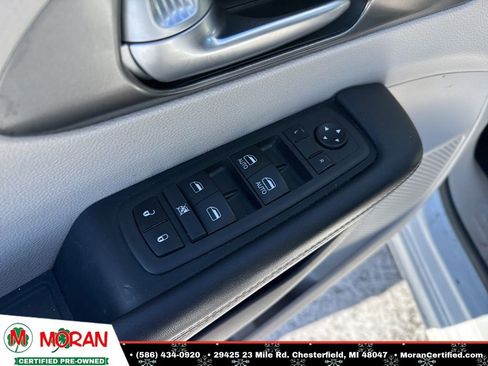 Used 2024 Chrysler Pacifica Touring-L image 10