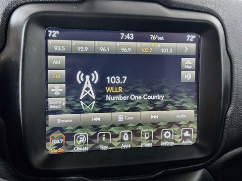 Used 2018 Jeep Renegade Latitude w/ UConnect 8.4 Nav Group FWD image 15