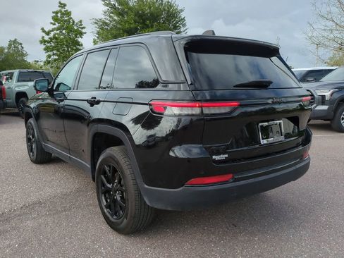 Used 2025 Jeep Grand Cherokee Altitude image 4