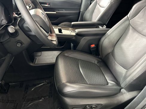 Used 2025 Toyota Sienna Limited image 22
