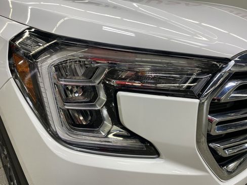 Used 2022 GMC Terrain SLT image 3