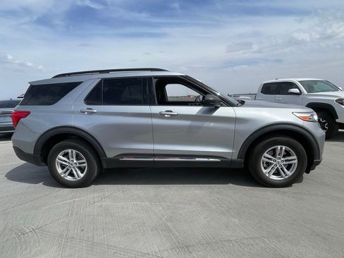 Used 2023 Ford Explorer XLT image 3