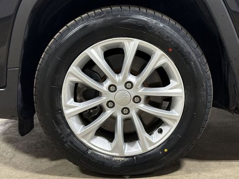 Used 2019 Jeep Cherokee Latitude FWD image 26