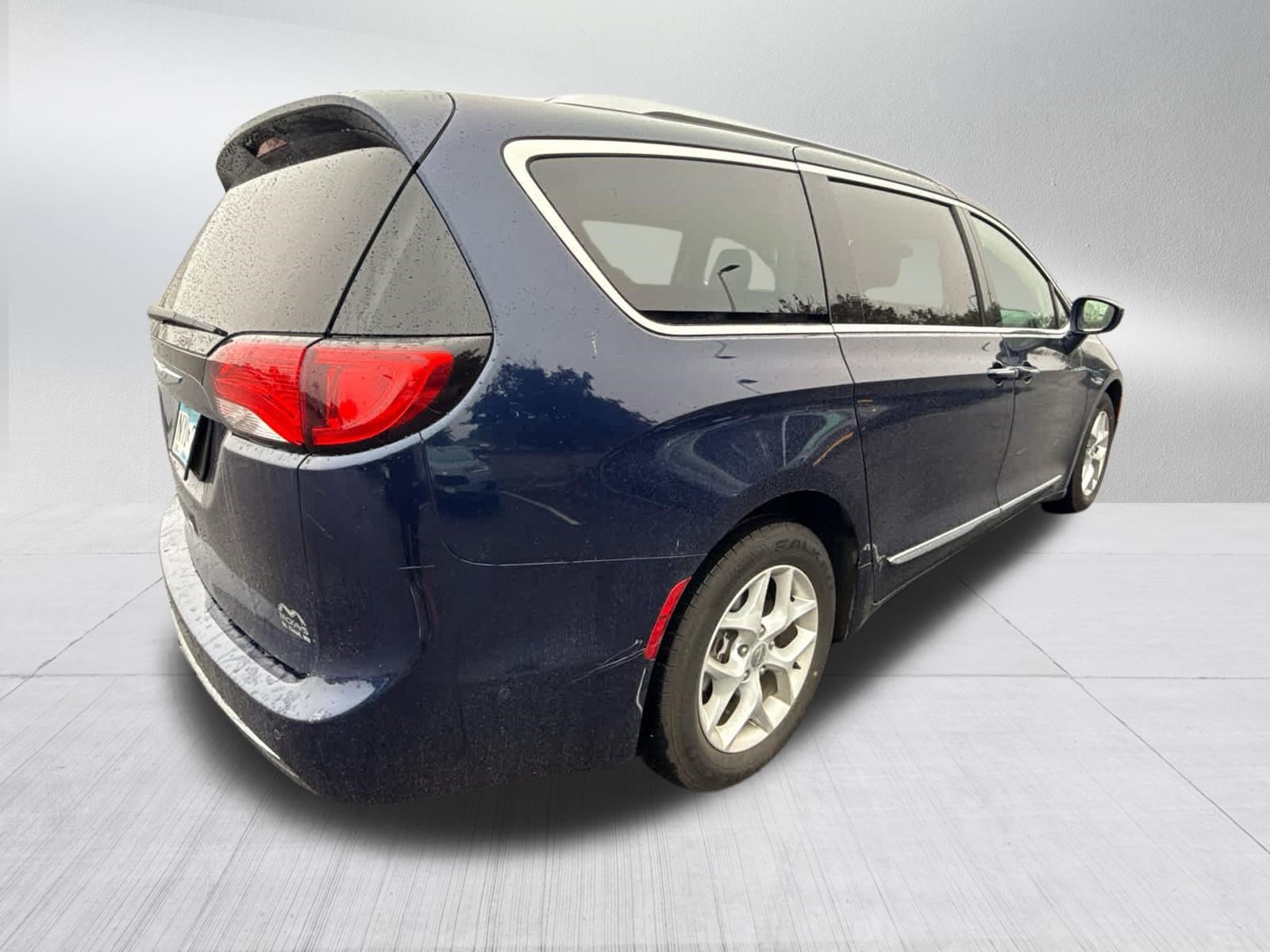 Used 2017 Chrysler Pacifica Touring-L Plus w/ Advanced Safetytec Group FWD image 5