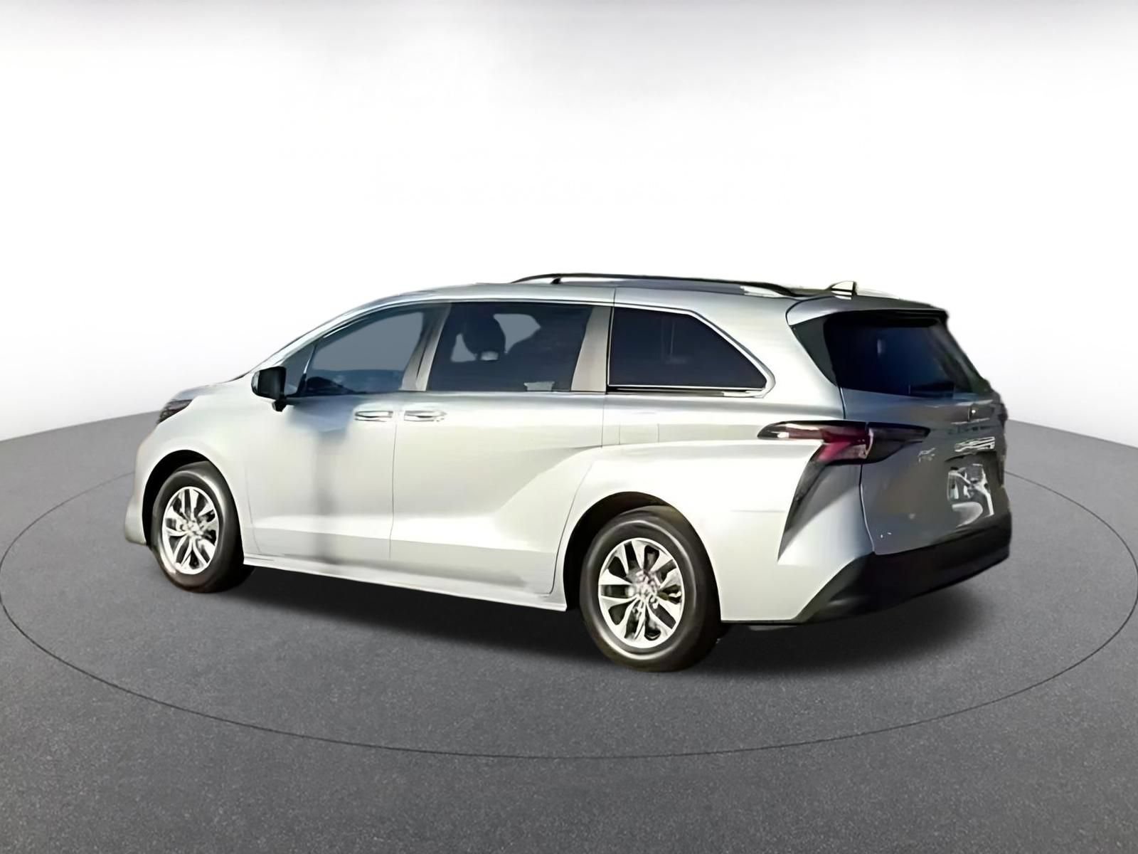 Used 2025 Toyota Sienna XLE FWD image 8